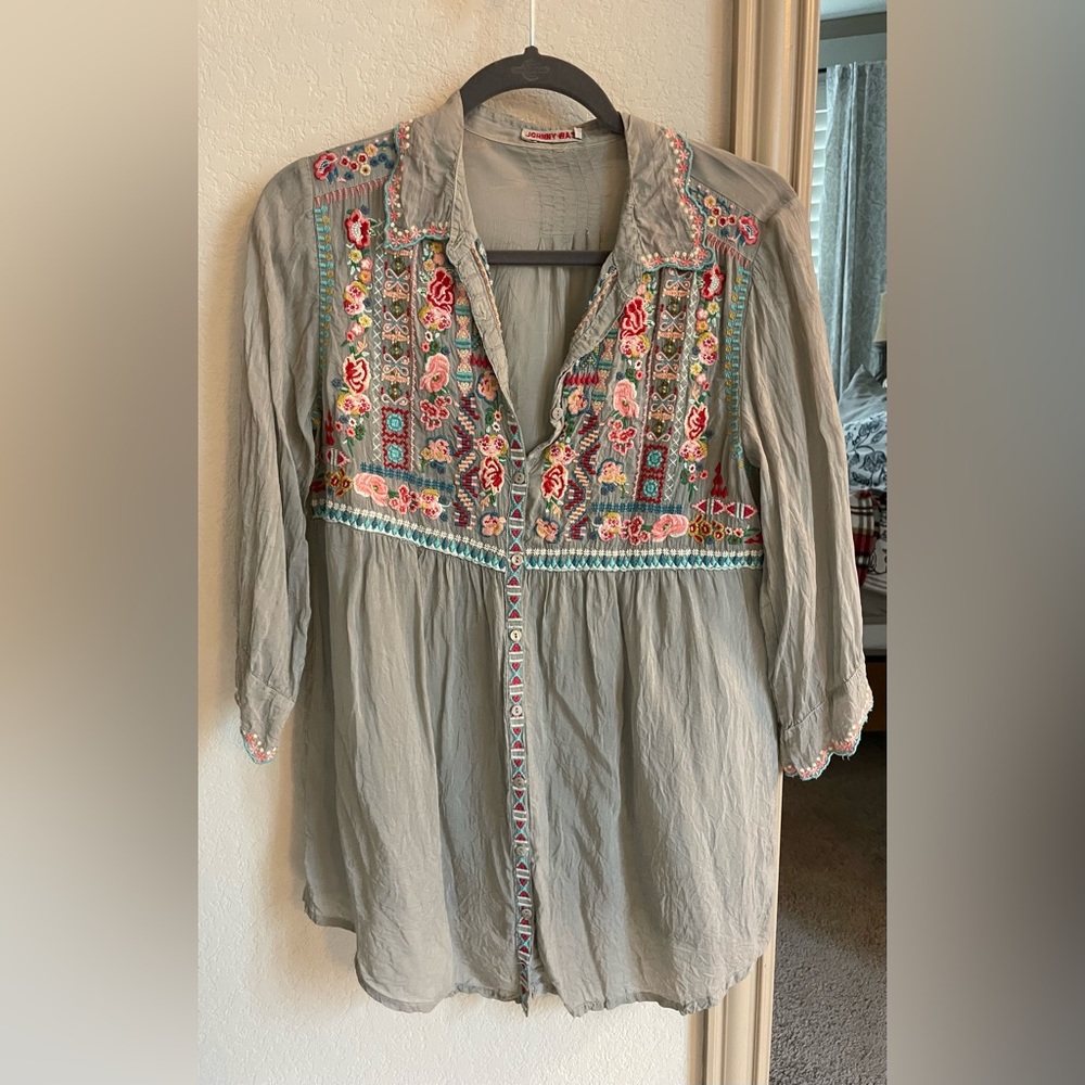 Johnny Was grey embroidered blouse